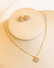 Conjunto Colar e Brincos Flor Cravejados em Zircônias, Banho Ouro 18k