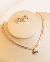 Conjunto Riviera Baguete Colar e Brincos Cravejado em Zircônias Cristal, Pingente P e Brincos em Formato de Gota, Banho Ouro 18k
