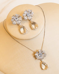 Conjunto Colar e Brincos Cravejado em Zircônias Cristal, Brincos e Pingente Formato Floral e Gota, Banho em Ródio Branco