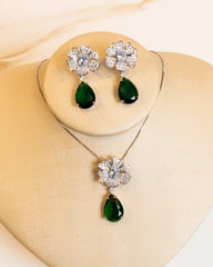 Conjunto Colar e Brincos Cravejado em Zircônias Cristal, Brincos e Pingente Formato Floral e Gota, Banho Ouro 18k