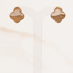 Brinco Trevo Esmaltação Marmorizada Zircônia Ouro