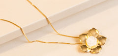Colar Formato Pétalas e Flor no Centro Banho Ouro 18K