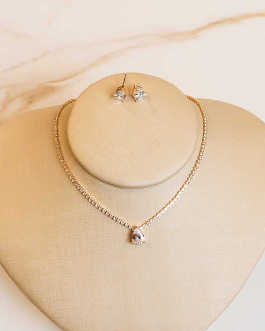 Conjunto Riviera Colar e Brincos Cravejado em Zircônias Cristal, Pingente P e Brincos em Formato de Gota, Banho Ouro 18k