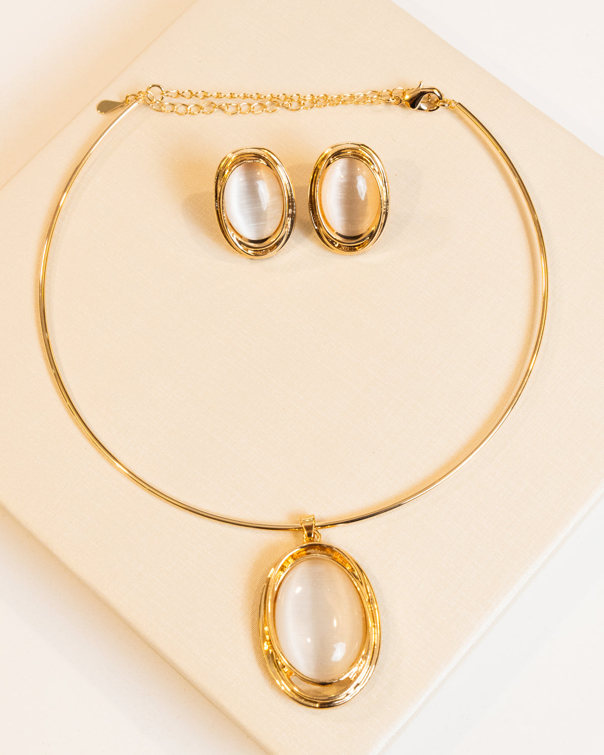 Conjunto Olho de Gato Aro Fino Pingente e Brincos Oval Banho Ouro 18K