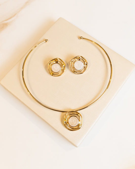 Conjunto Aro Rígido Pingente P e Brincos Orgânico Vazado Resina Perolada Banho Ouro 18K