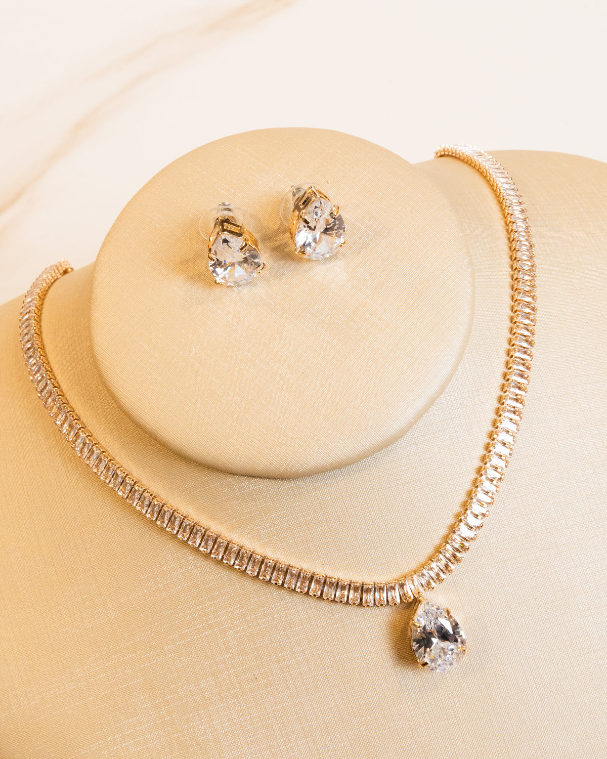 Conjunto Riviera Baguete Colar e Brincos Cravejado em Zircônias Cristal, Pingente P e Brincos em Formato de Gota, Banho Ouro 18k