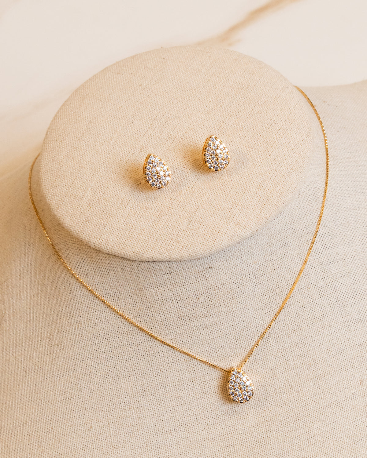 Conjunto Colar e Brincos Gota Cravejados em Zircônias Cristal, Banho Ouro 18k