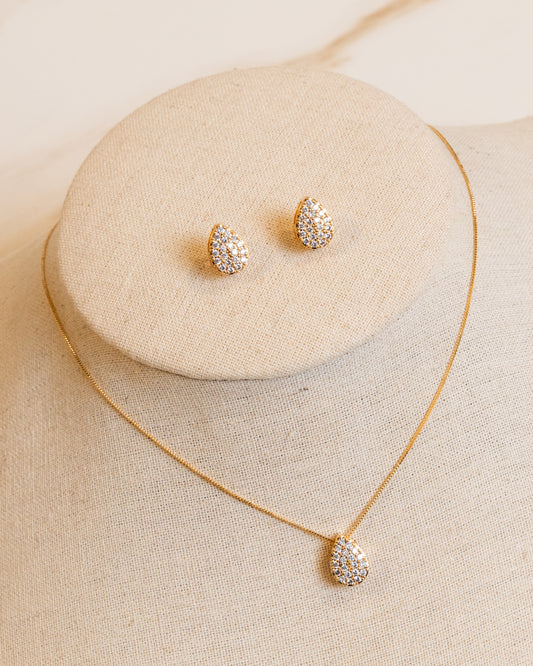 Conjunto Colar e Brincos Gota Cravejados em Zircônias Cristal, Banho Ouro 18k