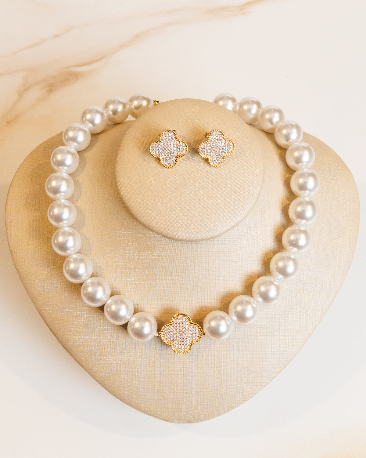 Conjunto Perolas Pingente Trevo Cravejados em Zircônias Banho Ouro 18k
