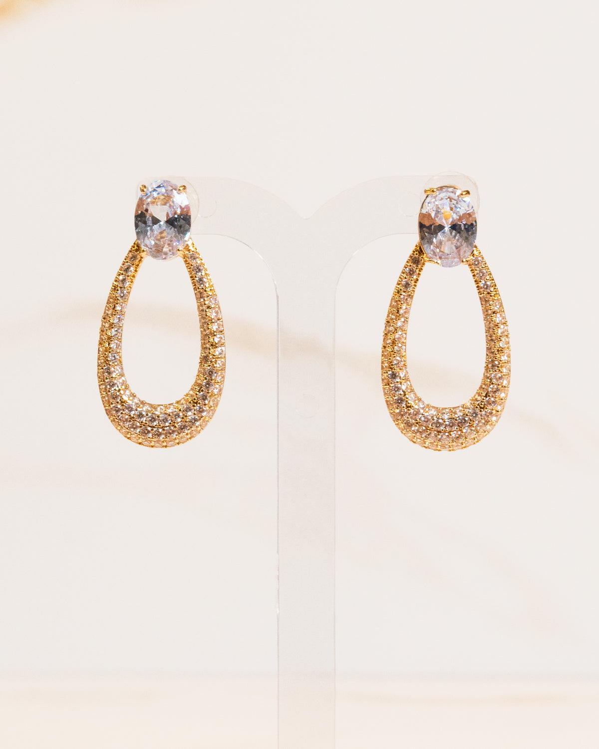 Brinco Gota Vazada Cravejada Zircônia Base Pedra Cristal Oval Banho Ouro 18K