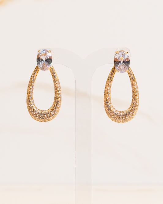 Brinco Gota Vazada Cravejada Zircônia Base Pedra Cristal Oval Banho Ouro 18K