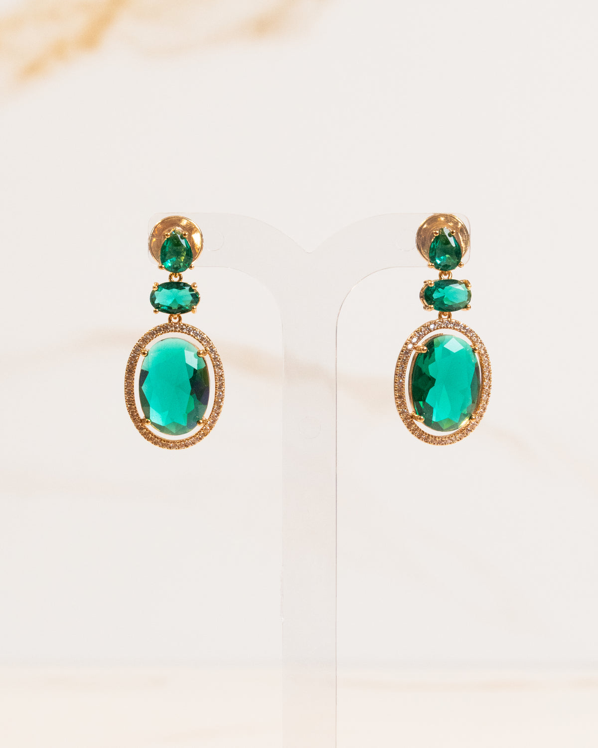Brinco Geométrico Pedras Ovais e Gota Verde Esmeralda Cravejado Micro zircônias Cristal Banho Ouro 18K