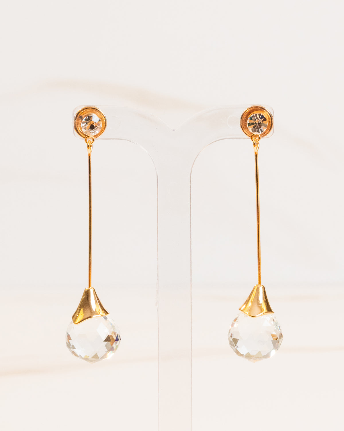 Brinco Pêndulo Pedra Cristal Transparente e Ponto de Luz Banho Ouro 18K