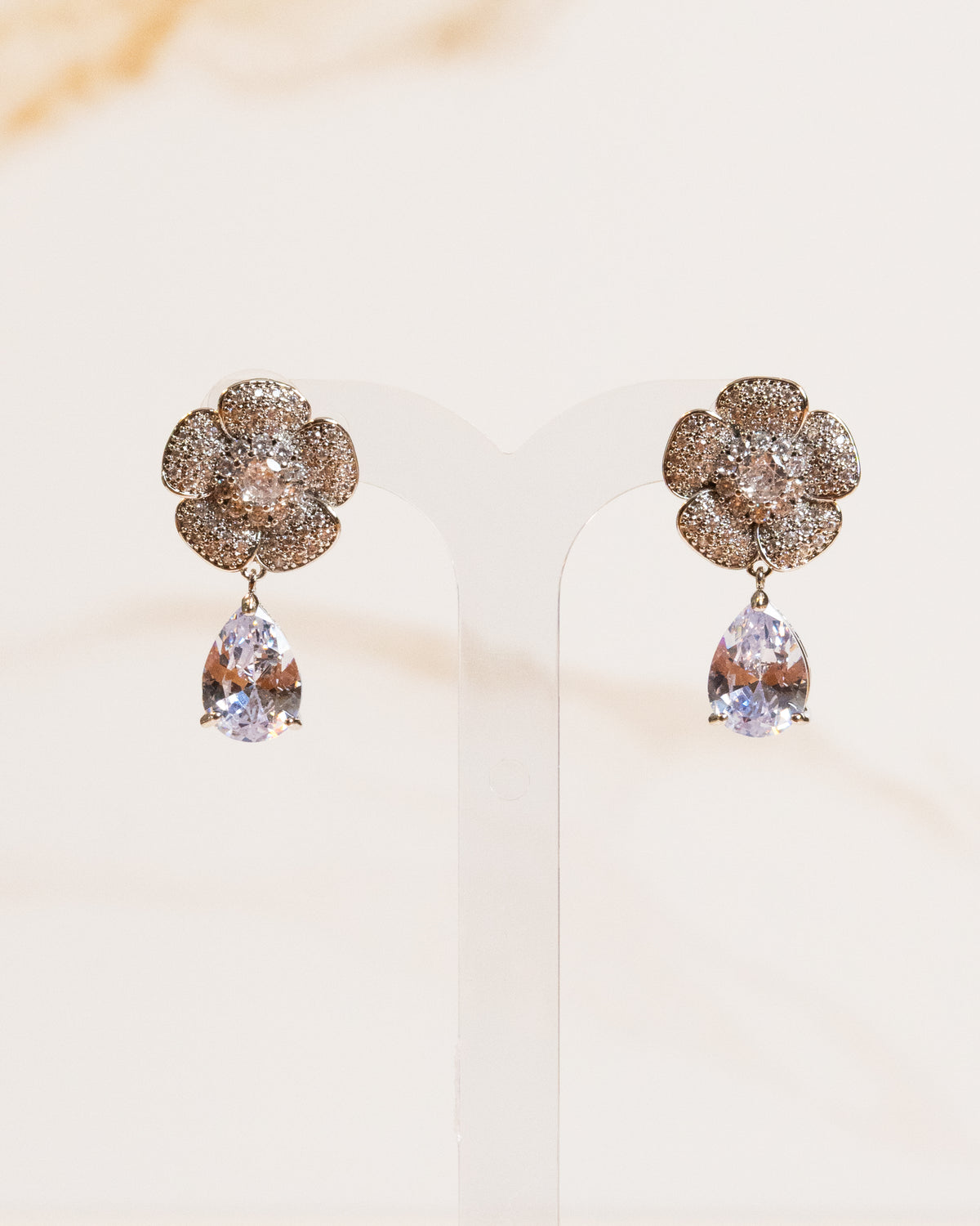 Brinco Flor Cravejado Zircônia e Pingente de Gota Cristal Banho Ródio Branco