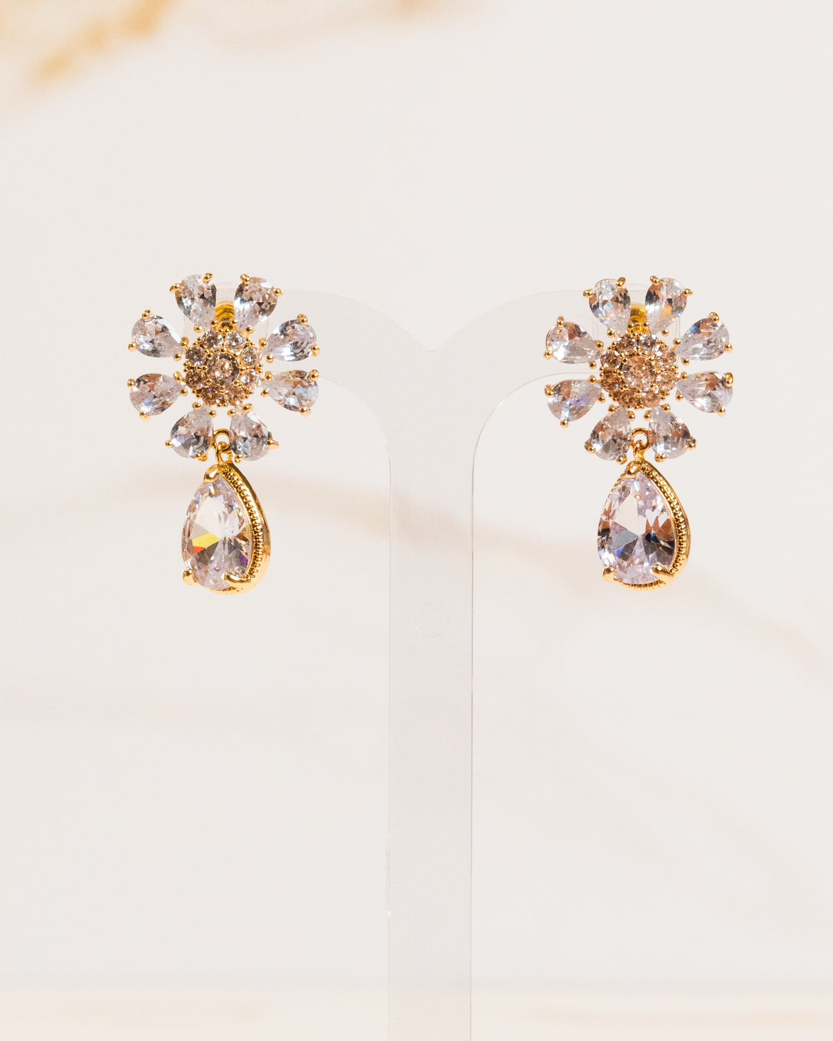 Brinco Floral Pedra Formato Marquise Cravejado Zircônias e Gota Cristal Banho Ouro 18K
