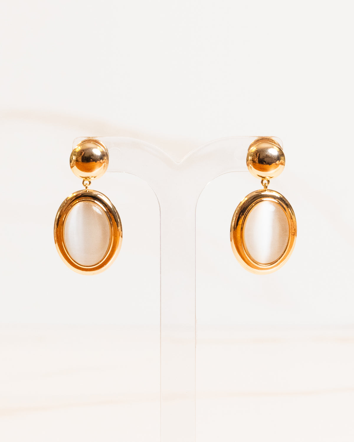 Brinco Penduricalho Oval Pedra Olho de Gato Banho Ouro 18K