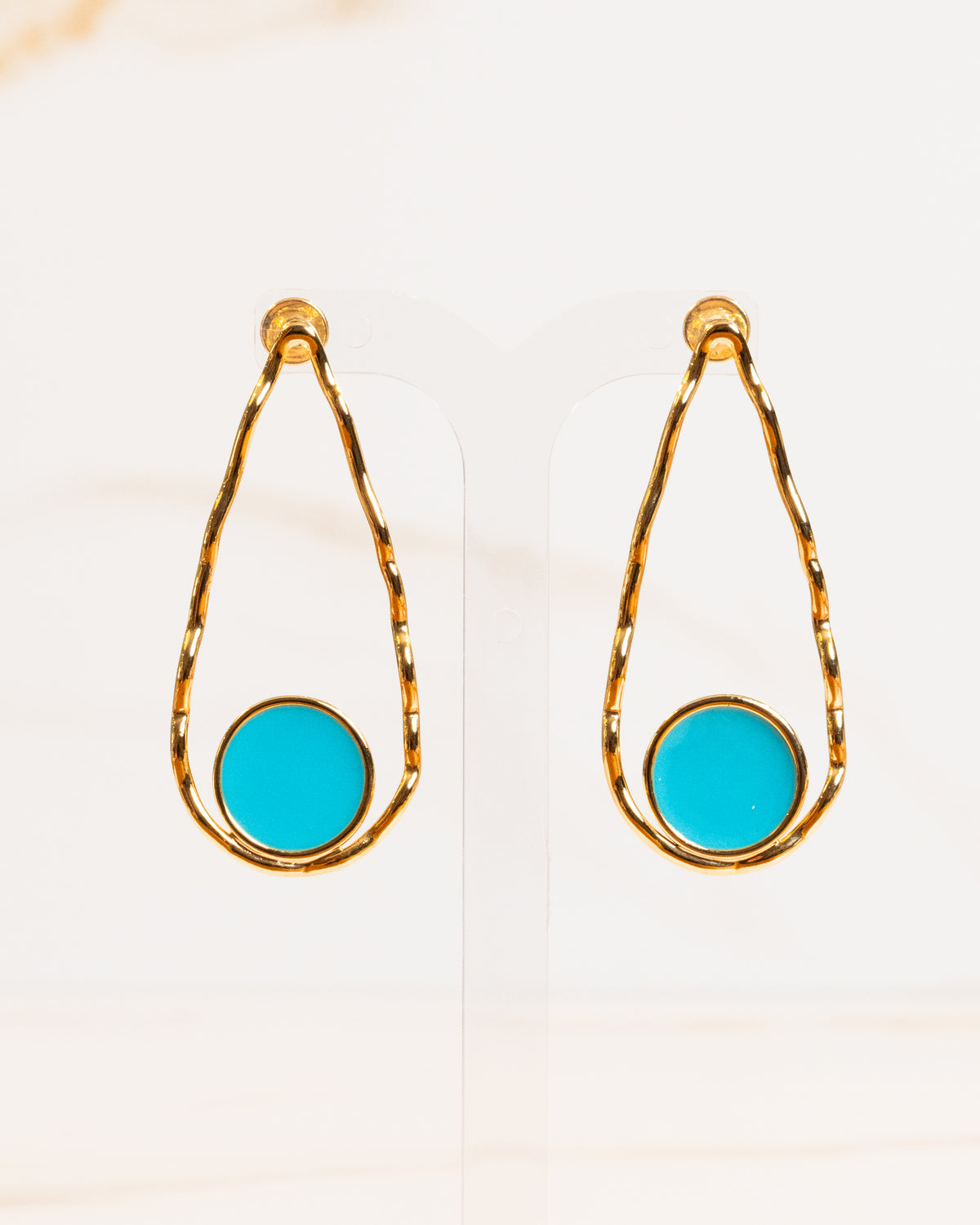 Brinco Gota Vazada Círculo Central Resina Azul Banho Ouro 18K