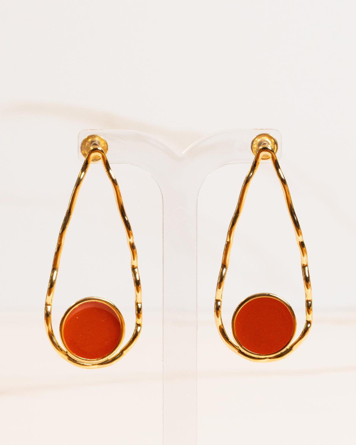 Brinco Gota Vazada Círculo Central Resina Laranja Banho Ouro 18K