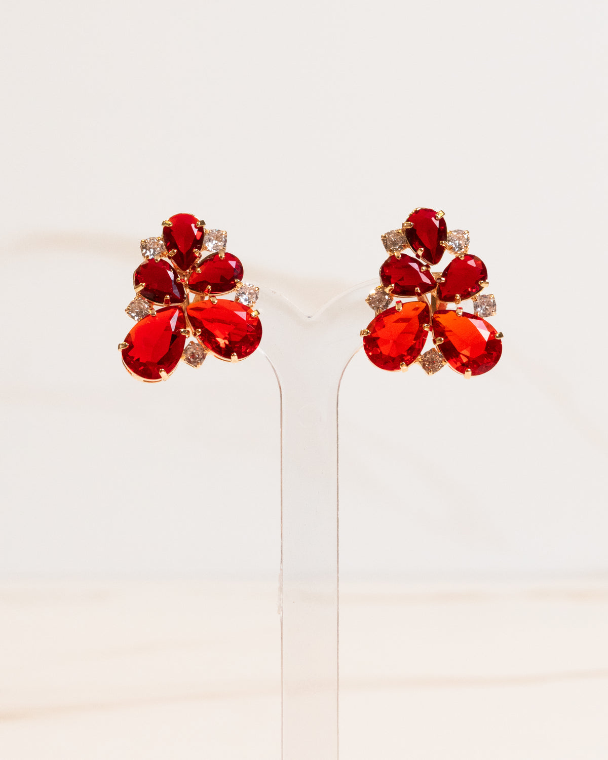 Brinco de Pressão Gotas Pedraria Cristais Vermelho e Zircônias Cristais Banho Ouro 18K