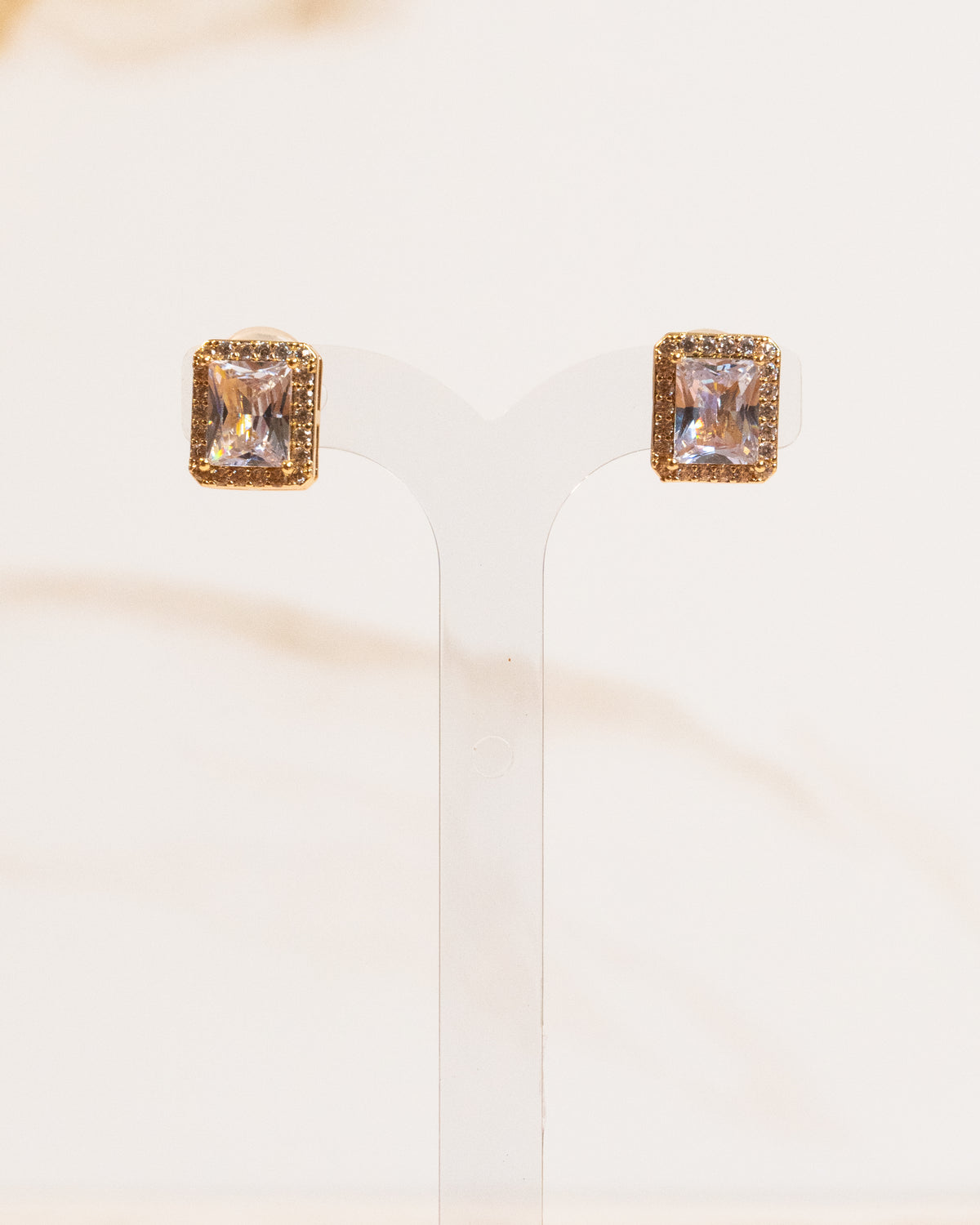 Brinco de Pressão Ponto de Luz Quadrado Cravejado com Zircônias Banho Ouro 18K