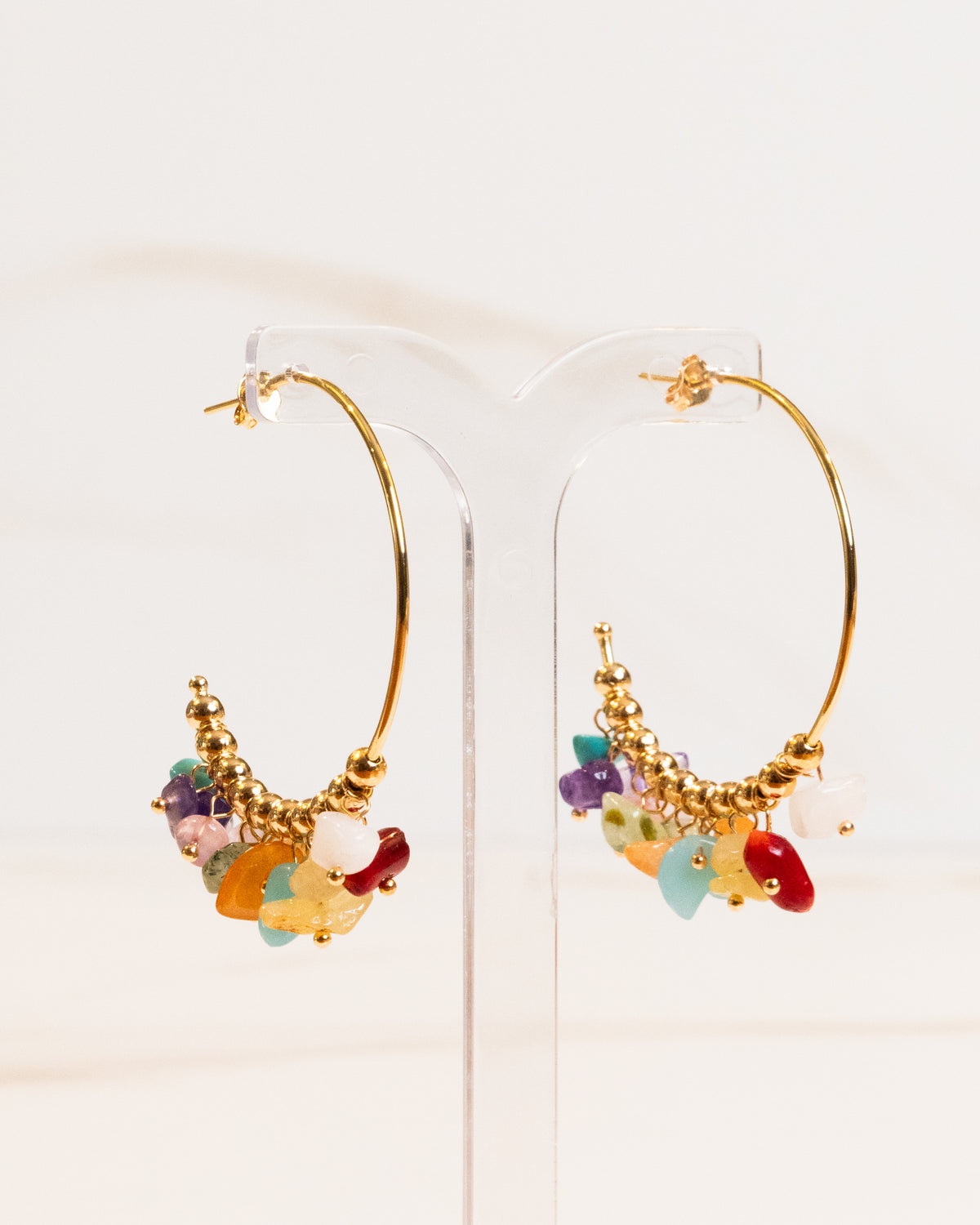 Argola Meia Lua M de Pedra Natural Multicolorida Banho Ouro 18K