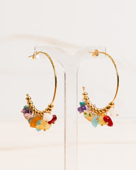 Argola Meia Lua M de Pedra Natural Multicolorida Banho Ouro 18K