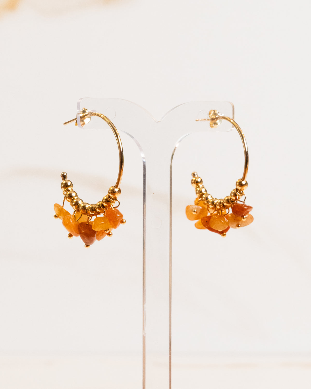 Argola Meia Lua P de Pedra Natural Calcita Laranja Banho Ouro 18K