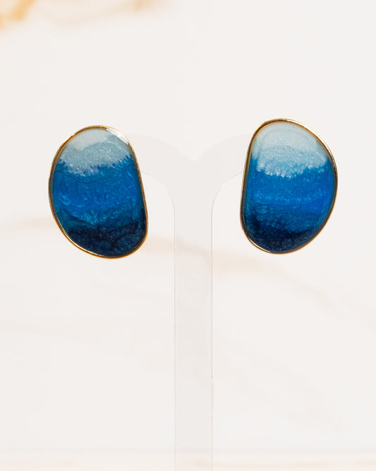 Brinco Oval Orgânico Resina Mar Banho Ouro 18K
