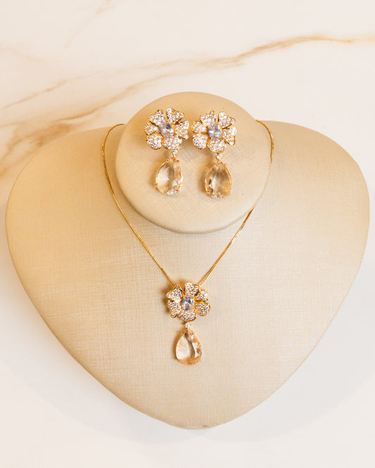 Conjunto Colar e Brincos Cravejado em Zircônias Cristal, Brincos e Pingente Formato Floral e Gota, Banho Ouro 18k
