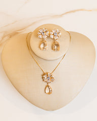 Conjunto Colar e Brincos Cravejado em Zircônias Cristal, Brincos e Pingente Formato Floral e Gota, Banho Ouro 18k
