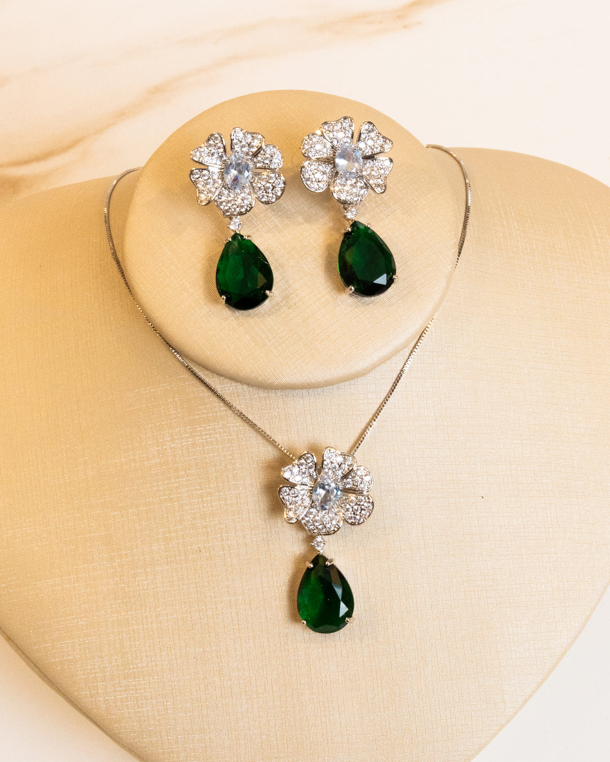 Conjunto Colar e Brincos Cravejado em Zircônias Cristal, Brincos e Pingente Formato Floral e Gota, Banho Ouro 18k