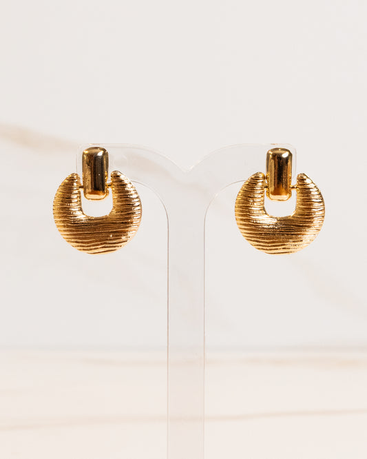 Brinco Hipoalergênico Pendurado Texturizado Banho Ouro 18K
