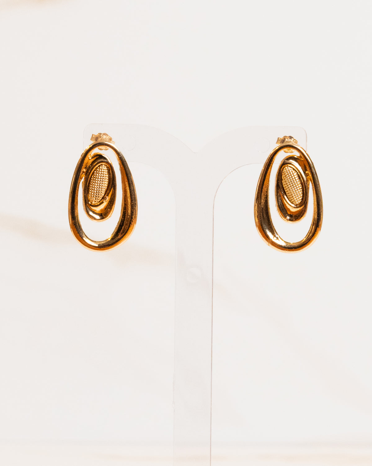 Brinco Hipoalergênico Orgânico Oval no Centro Banho Ouro 18K