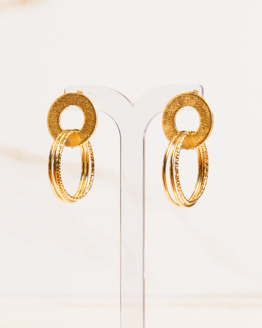 Brinco Hipoalergênico Base Circular e Elos Pendurados Banho Ouro 18K