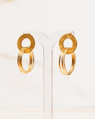 Brinco Hipoalergênico Base Circular e Elos Pendurados Banho Ouro 18K
