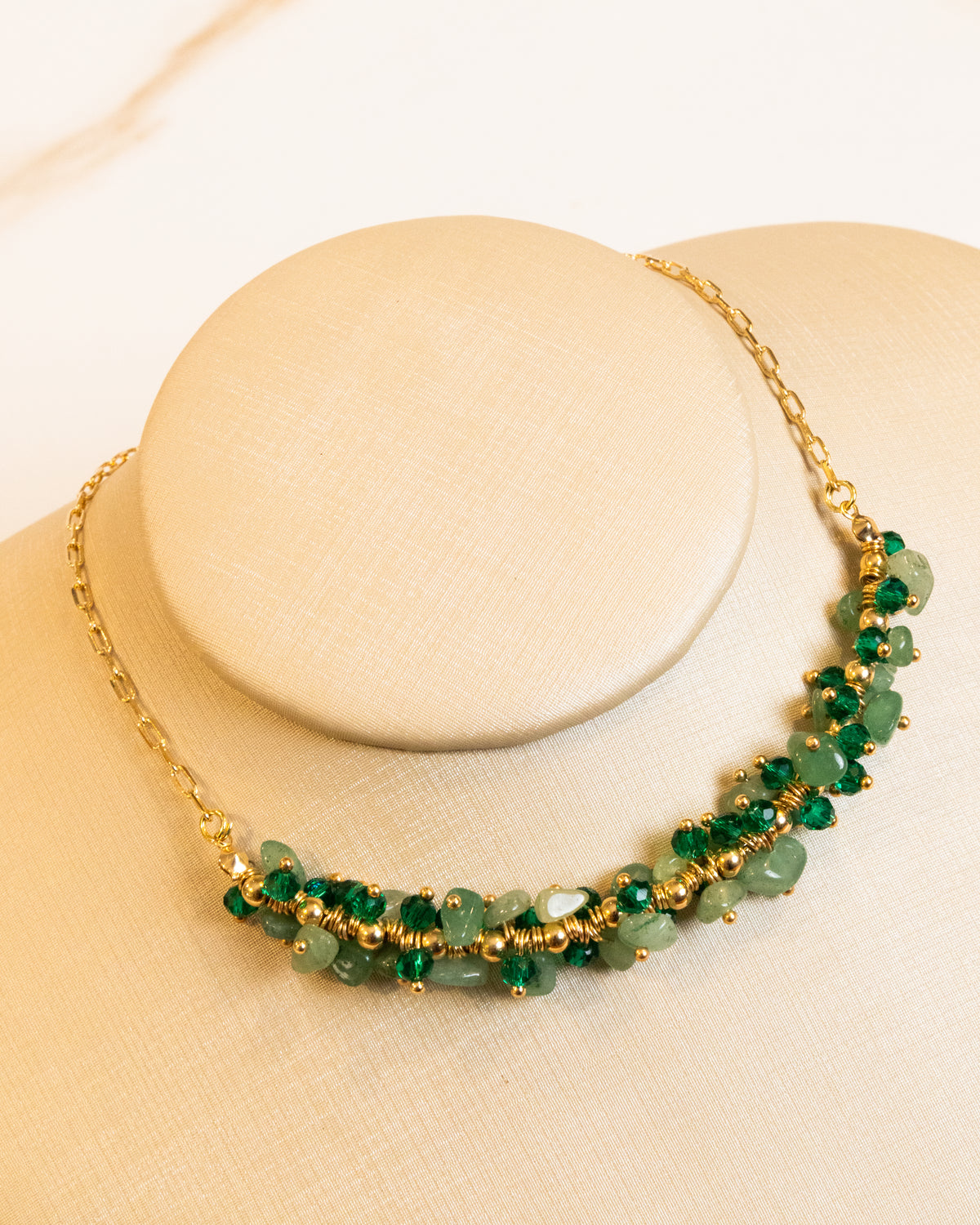 Colar Pedra Natural Quartzo Verde e Miçangas Banho Ouro 18K