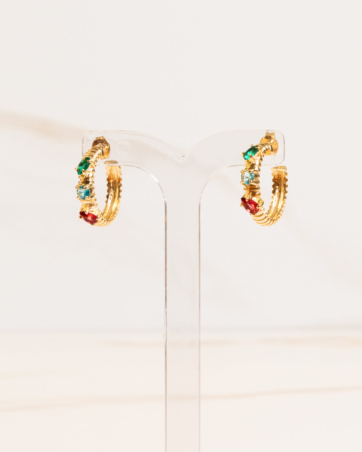 Argola Meia Lua Cravejada Zircônia Colorida Banho Ouro 18K