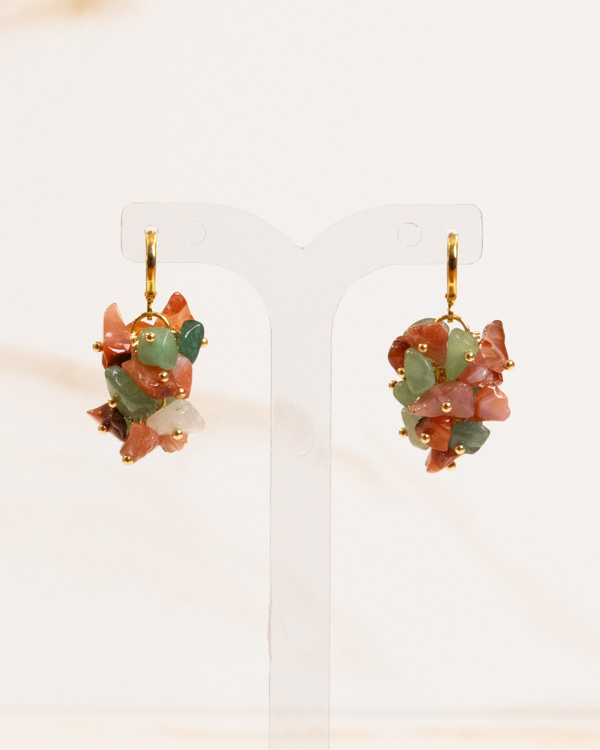 Brinco Pedra Natural Quartzo Verde e Ágata Cornalina Fecho Argola Tranqueta Banho Ouro 18K