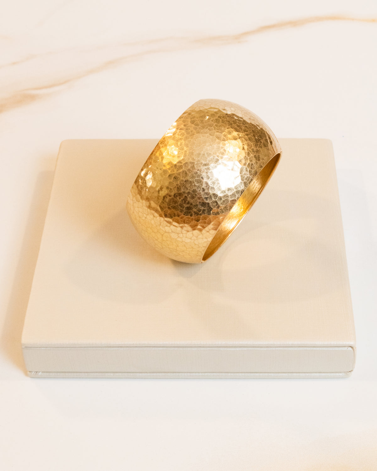 Max Bracelete Algema Largo Martelado Dourado
