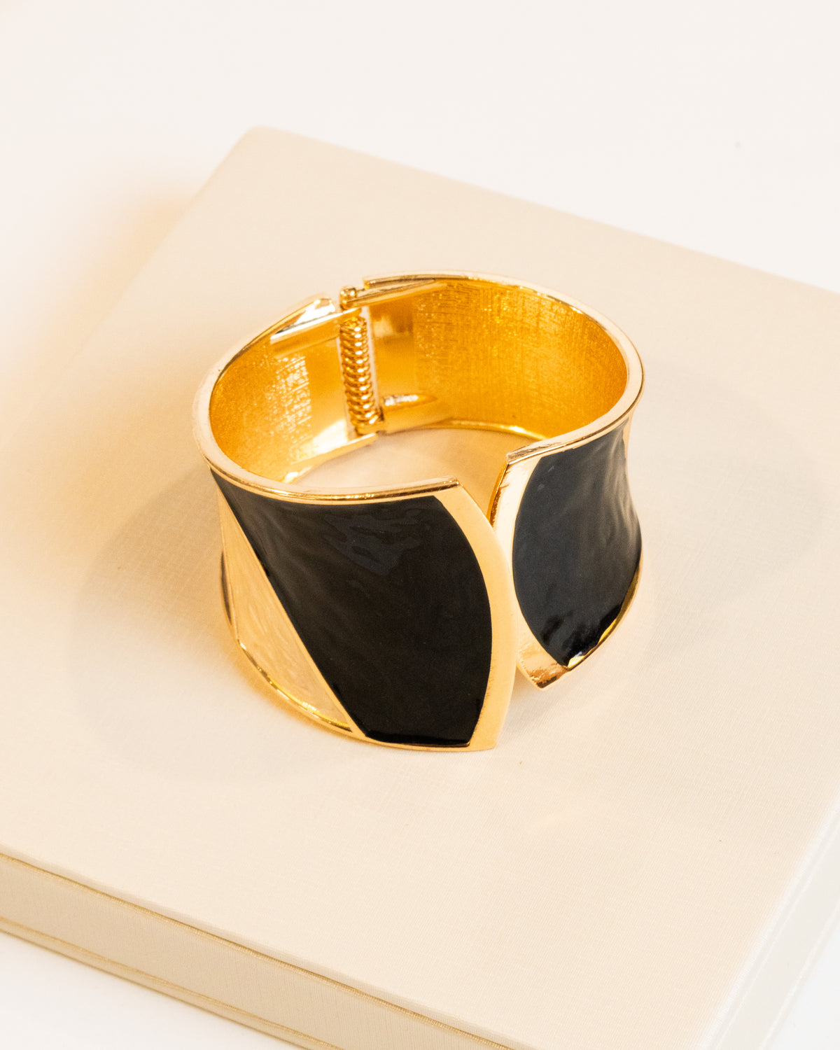 Bracelete Articulado Resina Preta e Dourado