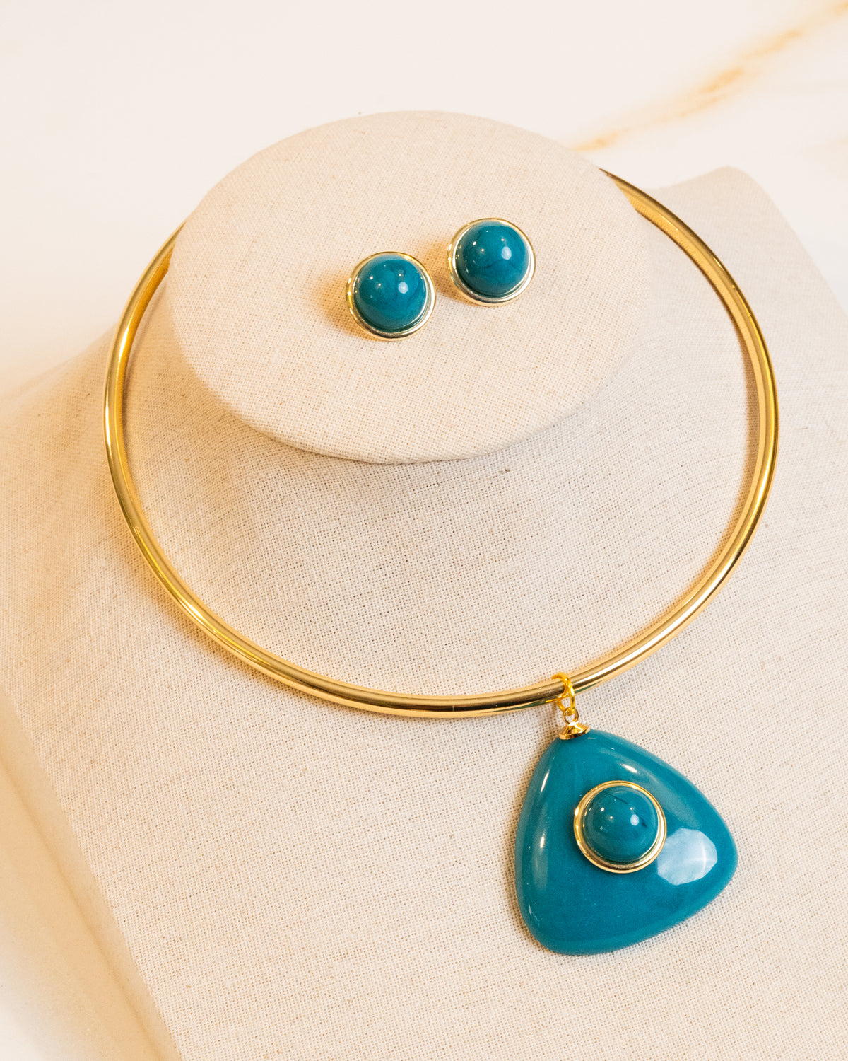 Conjunto Choker Aro Rígido, Pingente Triangular Círculo Central Brincos Redondos Resina Azul Banho Ouro 18K