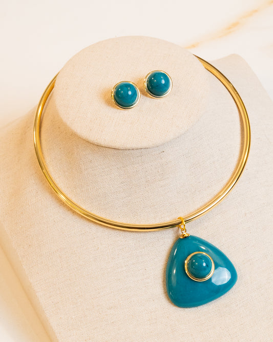 Conjunto Choker Aro Rígido, Pingente Triangular Círculo Central Brincos Redondos Resina Azul Banho Ouro 18K