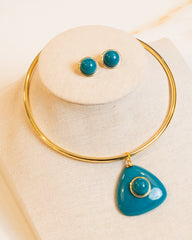 Conjunto Choker Aro Rígido, Pingente Triangular Círculo Central Brincos Redondos Resina Azul Banho Ouro 18K