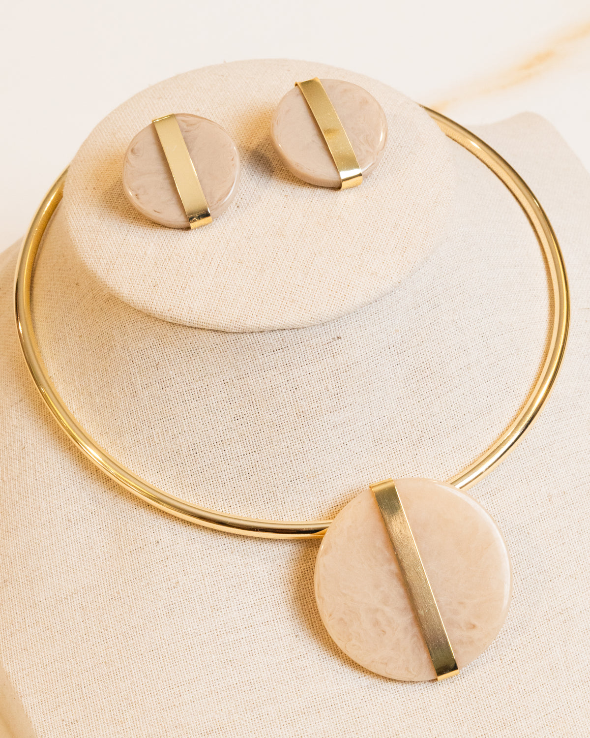 Conjunto Choker Aro Rígido Pingente e Brincos Redondo Resina Marmorizado Banho 18K