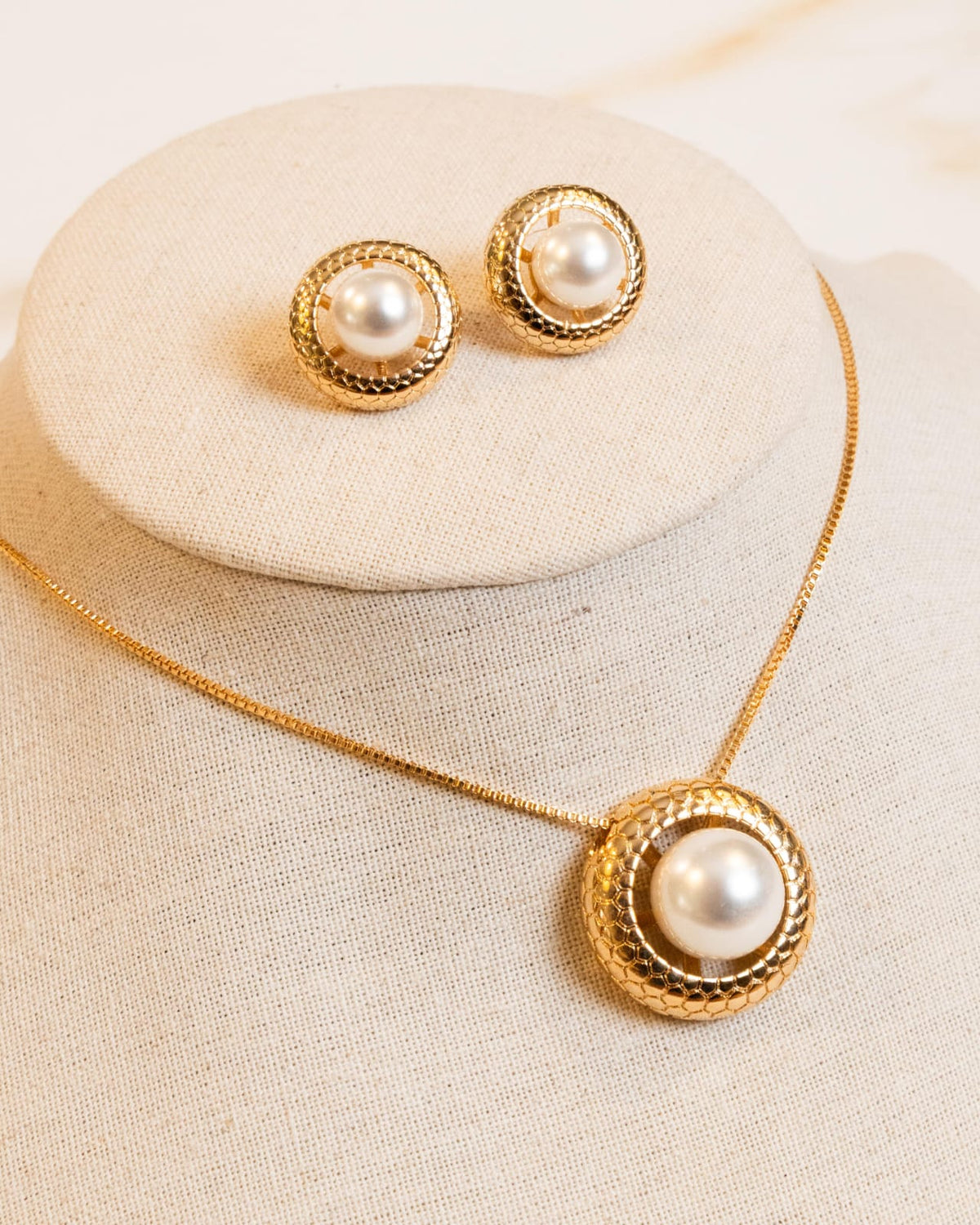 Conjunto de Pérola Base Dourada Banho Ouro 18K