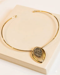 Colar Pedra Natural Pirita Aro Rígido Formato Gota Orgânica Banho Ouro 18K