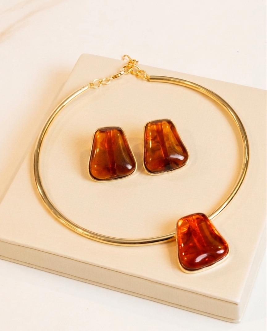 Conjunto Colar Aro, Pingente e Brinco Geométrico Resina Marrom Avermelhado Banho Ouro 18K
