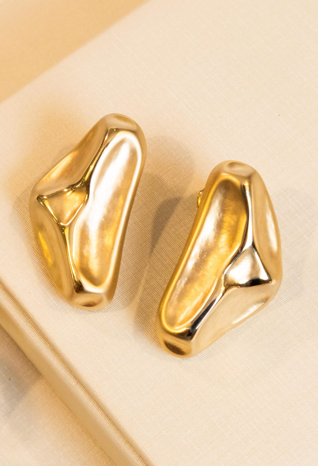 Brinco Orgânico Fosco Banho Ouro 18k