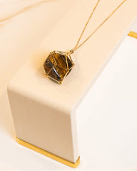 Colar Porta Cristal Pedra Olho de Tigre Banho Ouro 18k