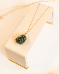 Colar Porta Cristal Pedra Quartzo Verde Banho Ouro 18k